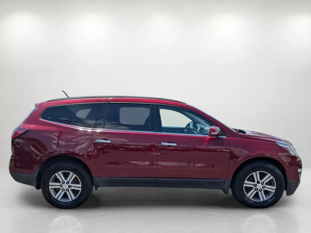 2015 /Ebony Chevrolet Traverse LT (1GNKVHKD6FJ) with an Gas V6 3.6L/217 engine, 6-Speed Automatic transmission, located at 3959 U.S. 80 W, Phenix City, AL, 36870, (334) 297-4885, 32.469296, -85.135185 - 2015 Chevrolet Traverse LT - Photo#3
