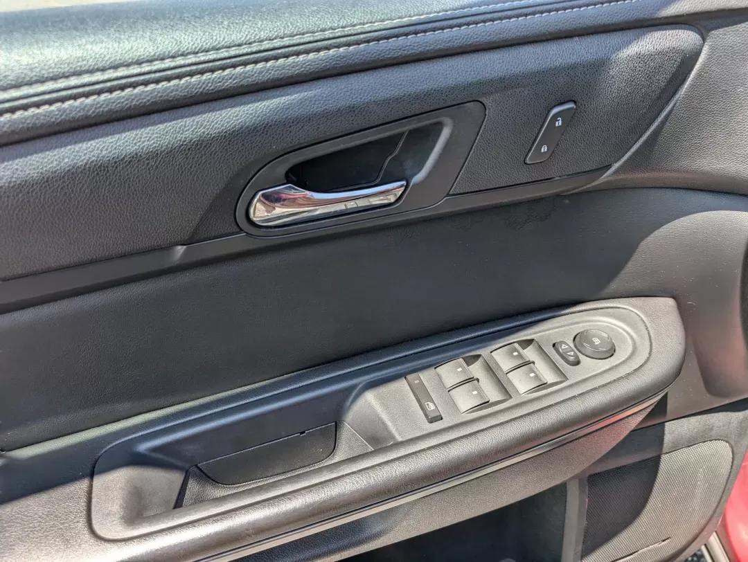 2015 /Ebony Chevrolet Traverse LT (1GNKVHKD6FJ) with an Gas V6 3.6L/217 engine, 6-Speed Automatic transmission, located at 3959 U.S. 80 W, Phenix City, AL, 36870, (334) 297-4885, 32.469296, -85.135185 - 2015 Chevrolet Traverse LT - Photo#8