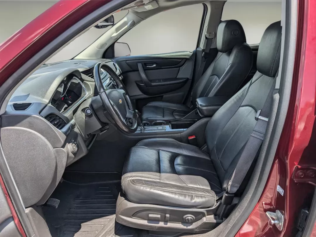 2015 /Ebony Chevrolet Traverse LT (1GNKVHKD6FJ) with an Gas V6 3.6L/217 engine, 6-Speed Automatic transmission, located at 3959 U.S. 80 W, Phenix City, AL, 36870, (334) 297-4885, 32.469296, -85.135185 - 2015 Chevrolet Traverse LT - Photo#9