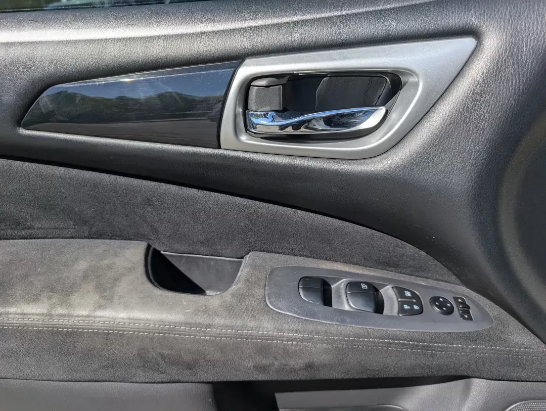 2015 /Charcoal Nissan Pathfinder S (5N1AR2MN0FC) with an Regular Unleaded V-6 3.5 L/213 engine, 1-Speed CVT w/OD transmission, located at 7000 Northlake Connector, Columbus, GA, 31904, (706) 987-8085, 32.524975, -84.978134 - 2015 Nissan Pathfinder S - Photo#8