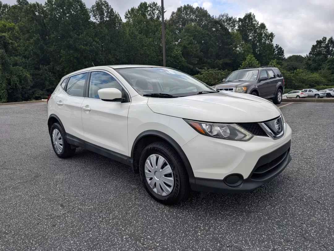 2019 Glacier White /Charcoal Nissan Rogue S (JN1BJ1CP2KW) with an Other engine, located at 3959 U.S. 80 W, Phenix City, AL, 36870, (334) 297-4885, 32.469296, -85.135185 - Are you ready to elevate your weekend adventures or tackle your daily commute with confidence? The 2019 Nissan Rogue S is the perfect companion for anyone seeking versatility, comfort, and efficiency. This stylish Sport Utility Vehicle (SUV) is designed to accommodate a variety of lifestyles, making - Photo#2