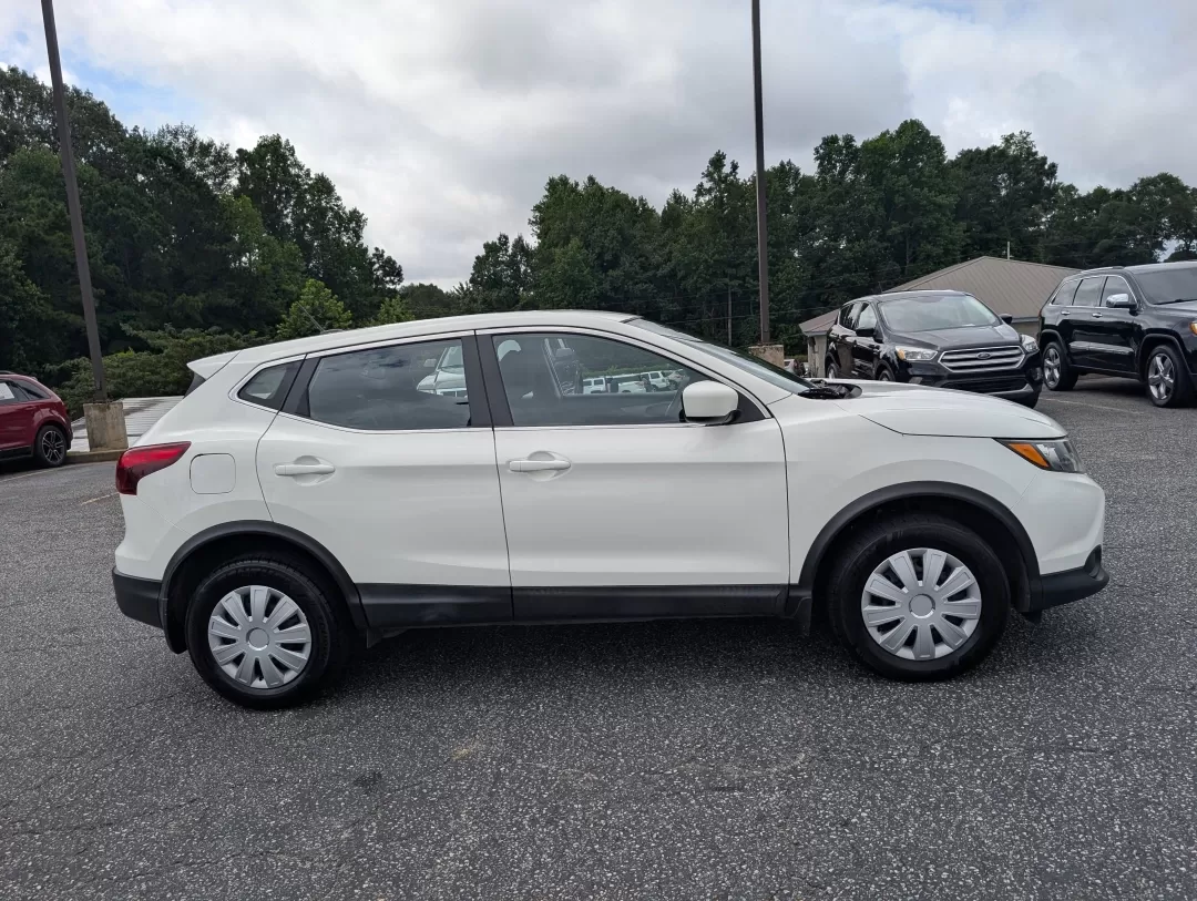 2019 Glacier White /Charcoal Nissan Rogue S (JN1BJ1CP2KW) with an Other engine, located at 3959 U.S. 80 W, Phenix City, AL, 36870, (334) 297-4885, 32.469296, -85.135185 - Are you ready to elevate your weekend adventures or tackle your daily commute with confidence? The 2019 Nissan Rogue S is the perfect companion for anyone seeking versatility, comfort, and efficiency. This stylish Sport Utility Vehicle (SUV) is designed to accommodate a variety of lifestyles, making - Photo#3
