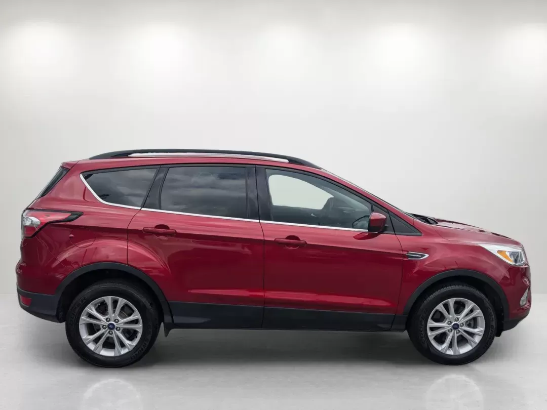 2018 Red Ford Escape SE (1FMCU9GD1JU) with an Intercooled Turbo Regular Unleaded I-4 1.5 L/91 engine, 6-Speed Automatic w/OD transmission, located at 3959 U.S. 80 W, Phenix City, AL, 36870, (334) 297-4885, 32.469296, -85.135185 - 2018 Ford Escape SE - Photo#4