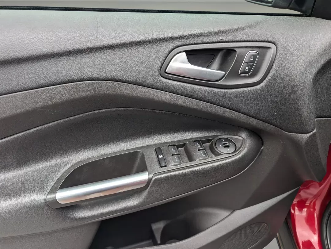 2018 Red Ford Escape SE (1FMCU9GD1JU) with an Intercooled Turbo Regular Unleaded I-4 1.5 L/91 engine, 6-Speed Automatic w/OD transmission, located at 3959 U.S. 80 W, Phenix City, AL, 36870, (334) 297-4885, 32.469296, -85.135185 - 2018 Ford Escape SE - Photo#9
