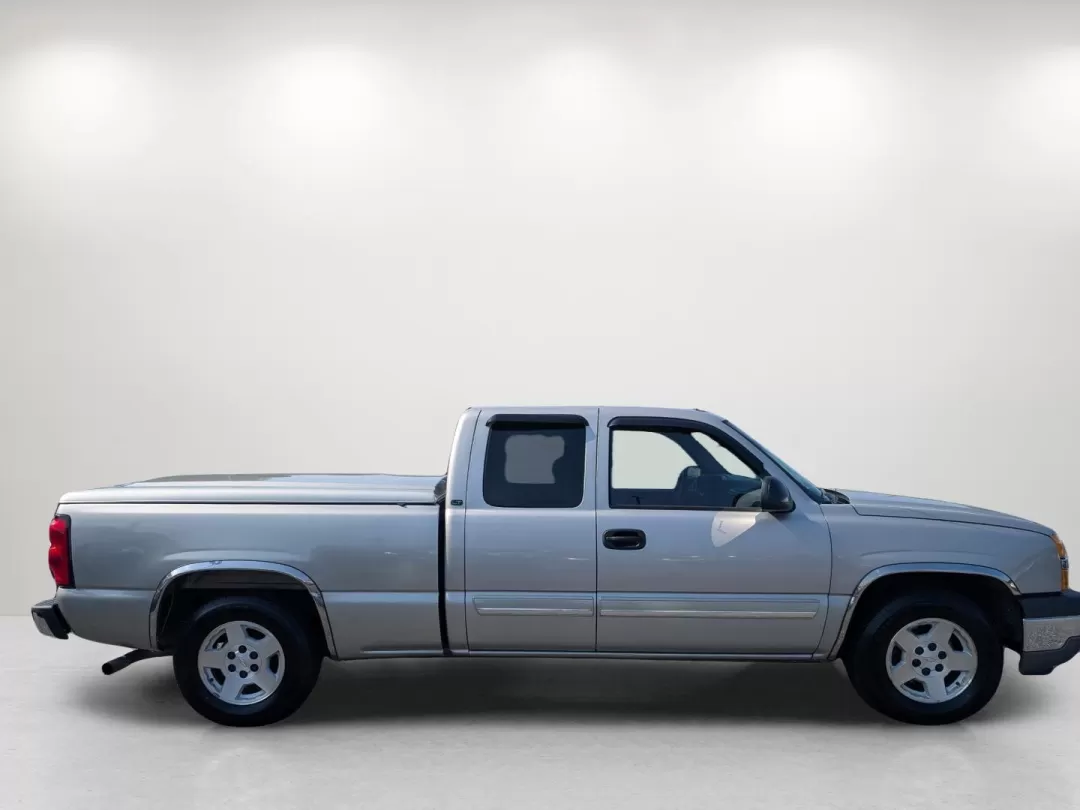 2005 Silver Birch Metallic /Medium Gray Chevrolet Silverado 1500 LT (2GCEC19T651) with an Other engine, located at 1430 Gateway Drive, Opelika, AL, 36801, (334) 239-0944, 32.637871, -85.409790 - 2005 Chevrolet Silverado 1500 LT - Photo#3