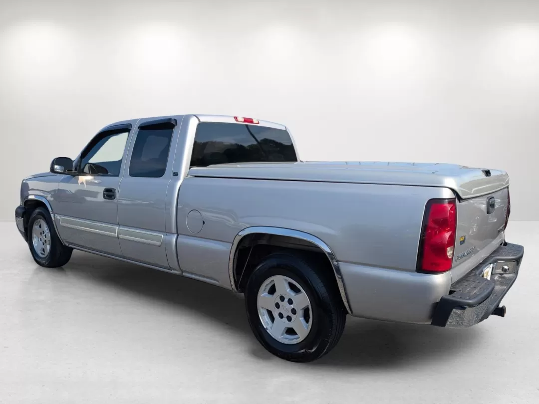 2005 Silver Birch Metallic /Medium Gray Chevrolet Silverado 1500 LT (2GCEC19T651) with an Other engine, located at 1430 Gateway Drive, Opelika, AL, 36801, (334) 239-0944, 32.637871, -85.409790 - 2005 Chevrolet Silverado 1500 LT - Photo#6
