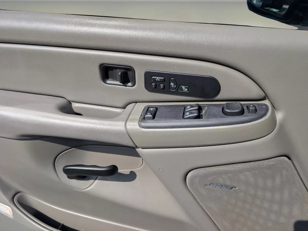 2005 Silver Birch Metallic /Medium Gray Chevrolet Silverado 1500 LT (2GCEC19T651) with an Other engine, located at 1430 Gateway Drive, Opelika, AL, 36801, (334) 239-0944, 32.637871, -85.409790 - 2005 Chevrolet Silverado 1500 LT - Photo#8