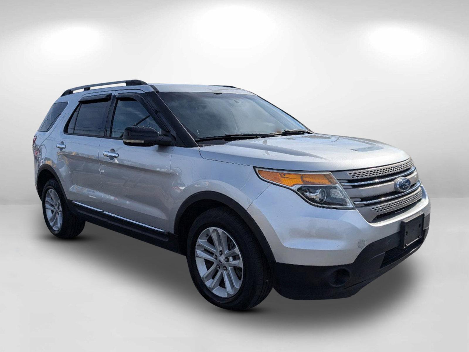 2013 Ford Explorer XLT (1FM5K7D86DG) with an Gas V6 3.5L/213 engine, 6-Speed Automatic w/manual shift transmission, located at 1430 Gateway Drive, Opelika, AL, 36801, (334) 239-0944, 32.637871, -85.409790 - 2013 Ford Explorer XLT - Photo#2