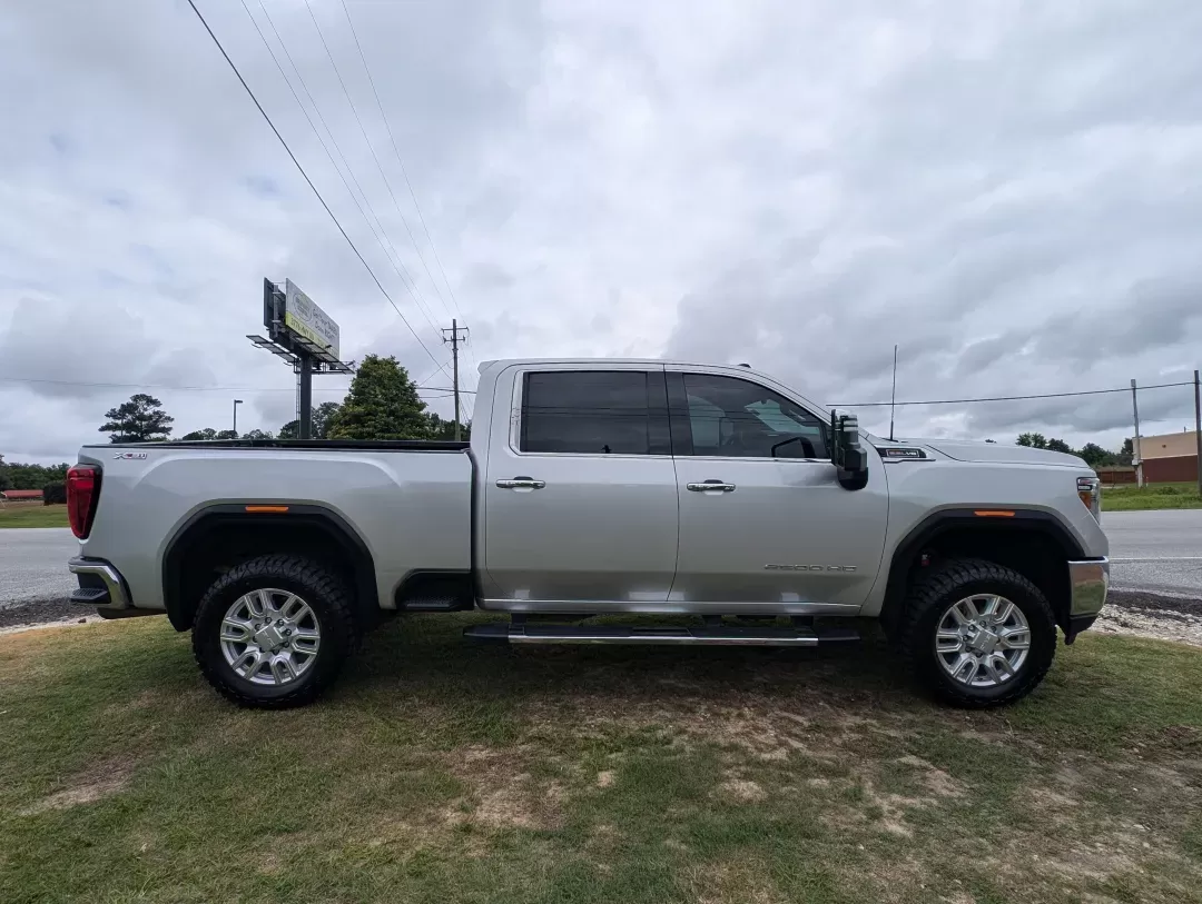 2020 /Jet Black GMC Sierra 2500HD SLT (1GT49NE79LF) with an Gas V8 6.6L/ engine, 10-Speed Automatic transmission, located at 3959 U.S. 80 W, Phenix City, AL, 36870, (334) 297-4885, 32.469296, -85.135185 - 2020 GMC Sierra 2500HD SLT - Photo#3