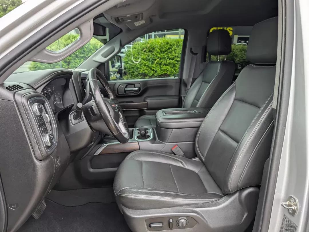 2020 /Jet Black GMC Sierra 2500HD SLT (1GT49NE79LF) with an Gas V8 6.6L/ engine, 10-Speed Automatic transmission, located at 3959 U.S. 80 W, Phenix City, AL, 36870, (334) 297-4885, 32.469296, -85.135185 - 2020 GMC Sierra 2500HD SLT - Photo#9