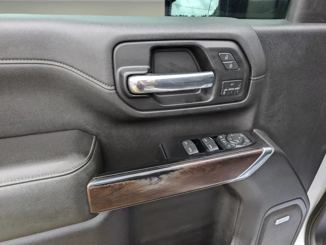 2020 /Jet Black GMC Sierra 2500HD SLT (1GT49NE79LF) with an Gas V8 6.6L/ engine, 10-Speed Automatic transmission, located at 3959 U.S. 80 W, Phenix City, AL, 36870, (334) 297-4885, 32.469296, -85.135185 - 2020 GMC Sierra 2500HD SLT - Photo#9