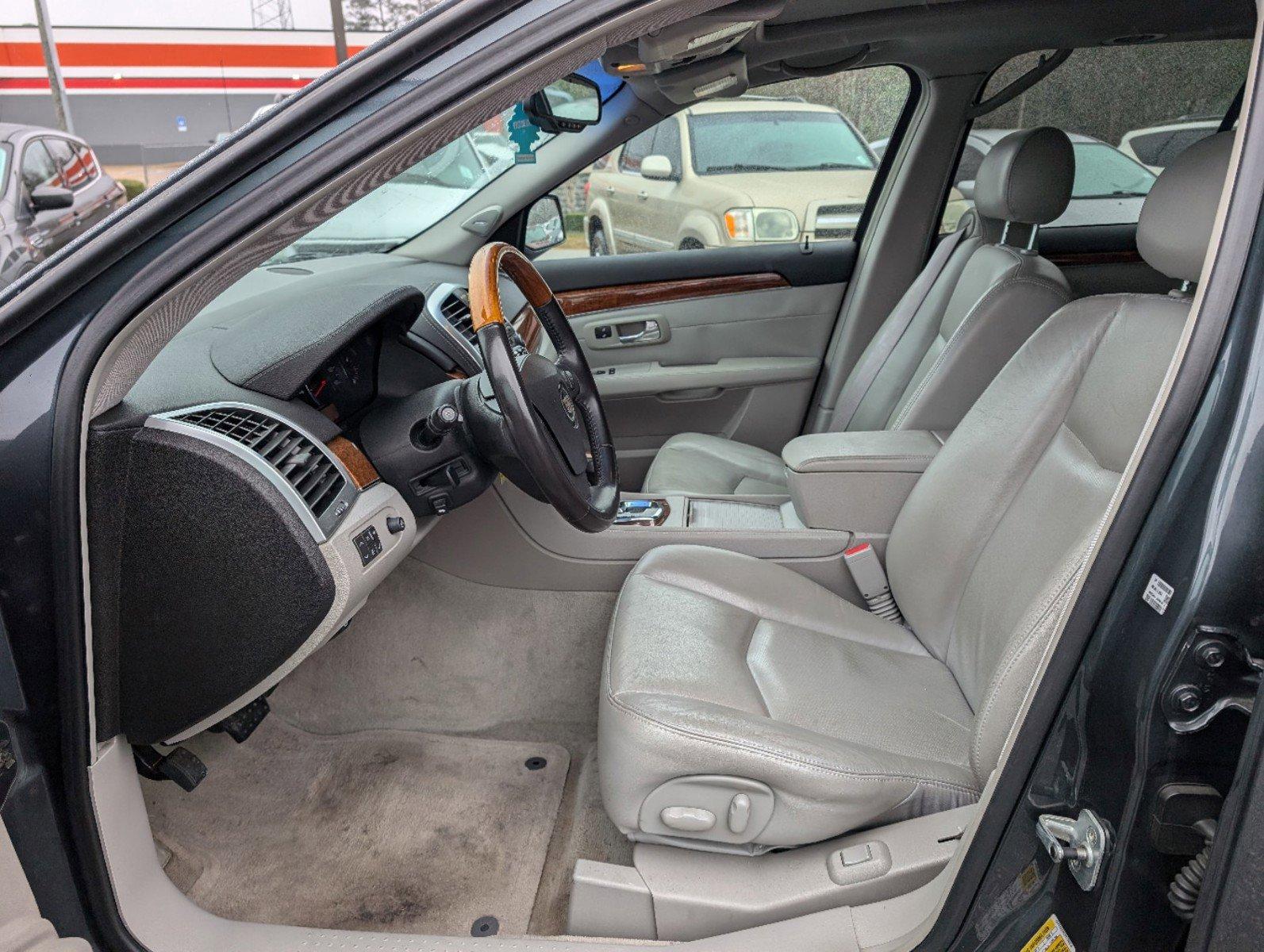 2007 /Light Gray w/Ebony Cadillac SRX (1GYEE637570) with an Gas V6 3.6L/220 engine, 5-Speed Automatic w/OD transmission, located at 3959 U.S. 80 W, Phenix City, AL, 36870, (334) 297-4885, 32.469296, -85.135185 - 2007 Cadillac SRX - Photo#9