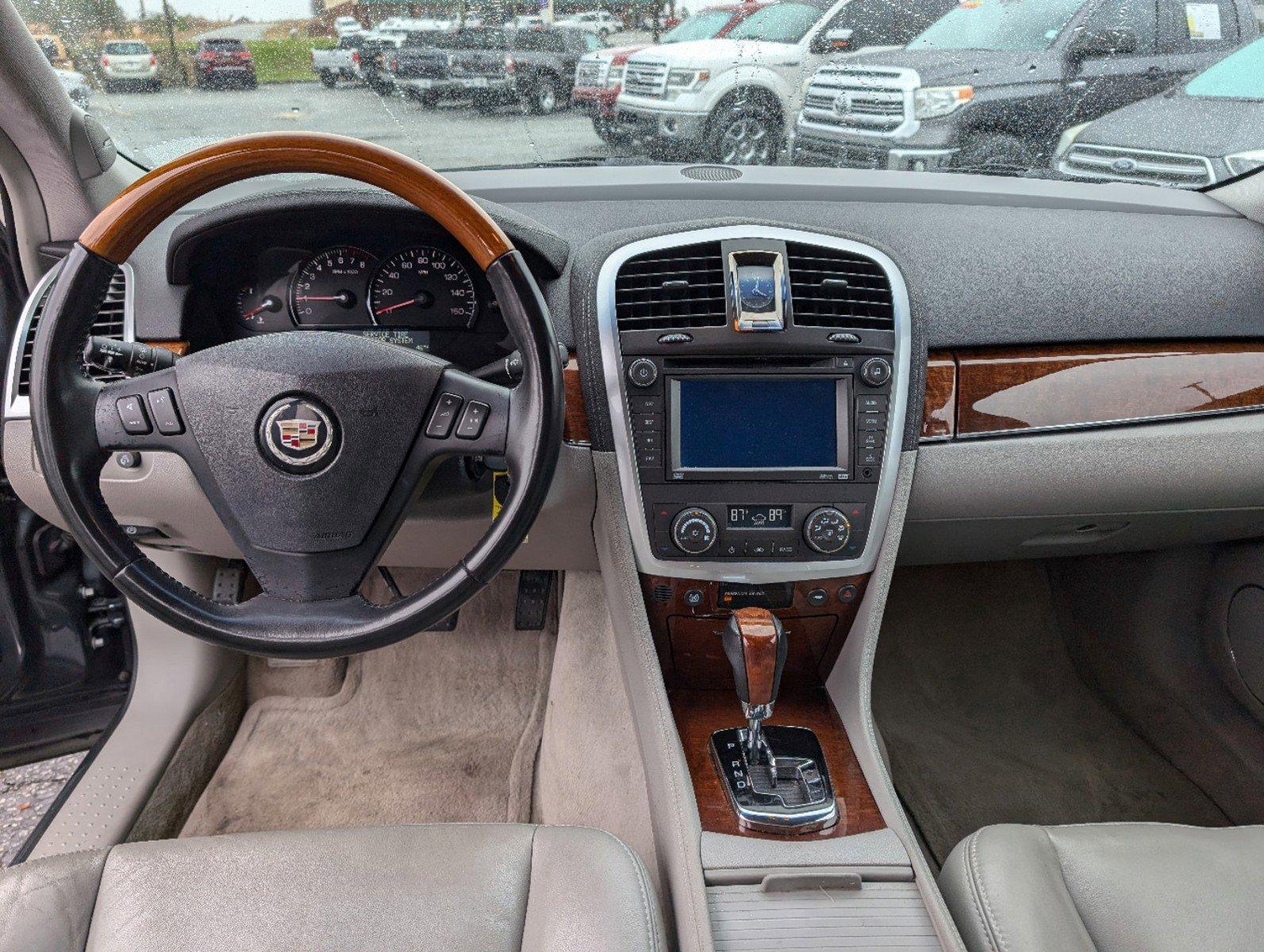 2007 /Light Gray w/Ebony Cadillac SRX (1GYEE637570) with an Gas V6 3.6L/220 engine, 5-Speed Automatic w/OD transmission, located at 3959 U.S. 80 W, Phenix City, AL, 36870, (334) 297-4885, 32.469296, -85.135185 - 2007 Cadillac SRX - Photo#11