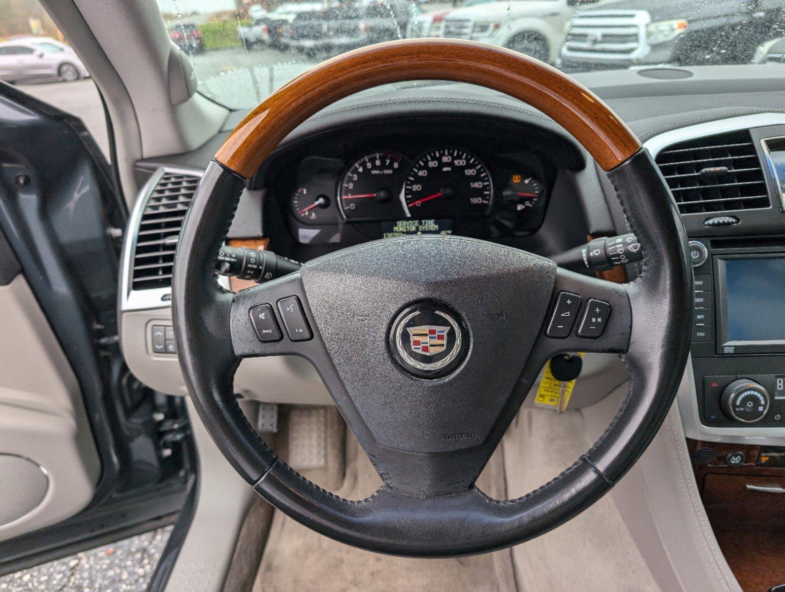 2007 /Light Gray w/Ebony Cadillac SRX (1GYEE637570) with an Gas V6 3.6L/220 engine, 5-Speed Automatic w/OD transmission, located at 3959 U.S. 80 W, Phenix City, AL, 36870, (334) 297-4885, 32.469296, -85.135185 - 2007 Cadillac SRX - Photo#15