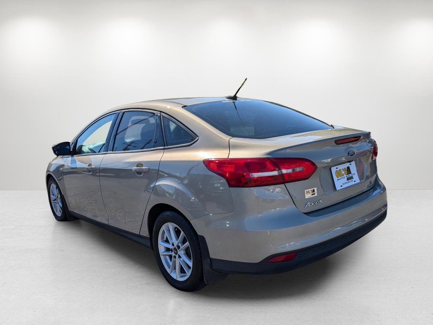 2015 Ford Focus SE (1FADP3F22FL) with an Regular Unleaded I-4 2.0 L/122 engine, located at 3959 U.S. 80 W, Phenix City, AL, 36870, (334) 297-4885, 32.469296, -85.135185 - 2015 Ford Focus SE - Photo#3