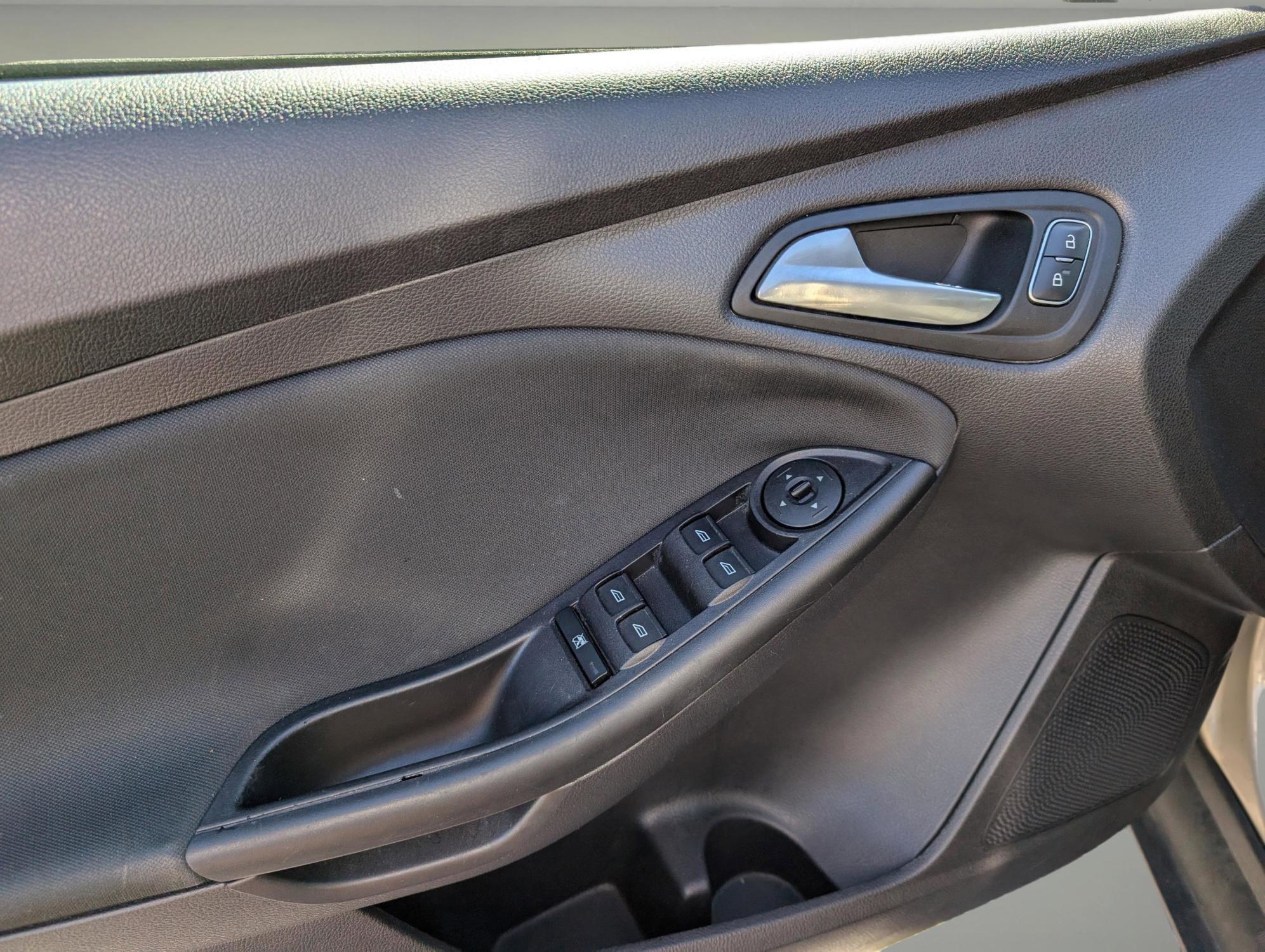 2015 Ford Focus SE (1FADP3F22FL) with an Regular Unleaded I-4 2.0 L/122 engine, located at 3959 U.S. 80 W, Phenix City, AL, 36870, (334) 297-4885, 32.469296, -85.135185 - 2015 Ford Focus SE - Photo#9