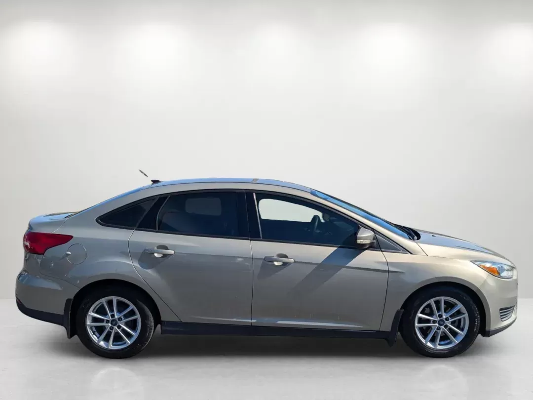 2015 Ford Focus SE (1FADP3F22FL) with an Regular Unleaded I-4 2.0 L/122 engine, located at 3959 U.S. 80 W, Phenix City, AL, 36870, (334) 297-4885, 32.469296, -85.135185 - 2015 Ford Focus SE - Photo#6