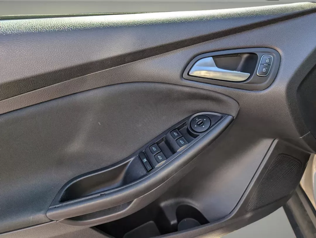 2015 Ford Focus SE (1FADP3F22FL) with an Regular Unleaded I-4 2.0 L/122 engine, located at 3959 U.S. 80 W, Phenix City, AL, 36870, (334) 297-4885, 32.469296, -85.135185 - 2015 Ford Focus SE - Photo#9