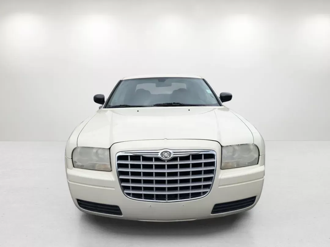 2007 Chrysler 300 (2C3KA43R67H) with an Gas V6 2.7L/165 engine, 4-Speed Automatic transmission, located at 1430 Gateway Drive, Opelika, AL, 36801, (334) 239-0944, 32.637871, -85.409790 - 2007 Chrysler 300 - Photo#1