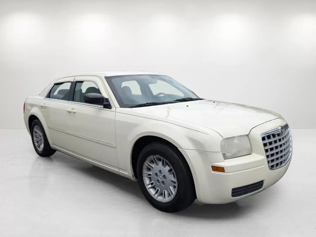 2007 Chrysler 300 (2C3KA43R67H) with an Gas V6 2.7L/165 engine, 4-Speed Automatic transmission, located at 1430 Gateway Drive, Opelika, AL, 36801, (334) 239-0944, 32.637871, -85.409790 - 2007 Chrysler 300 - Photo#2