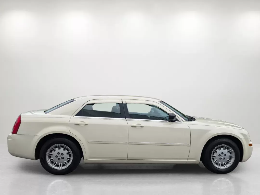 2007 Chrysler 300 (2C3KA43R67H) with an Gas V6 2.7L/165 engine, 4-Speed Automatic transmission, located at 1430 Gateway Drive, Opelika, AL, 36801, (334) 239-0944, 32.637871, -85.409790 - 2007 Chrysler 300 - Photo#3