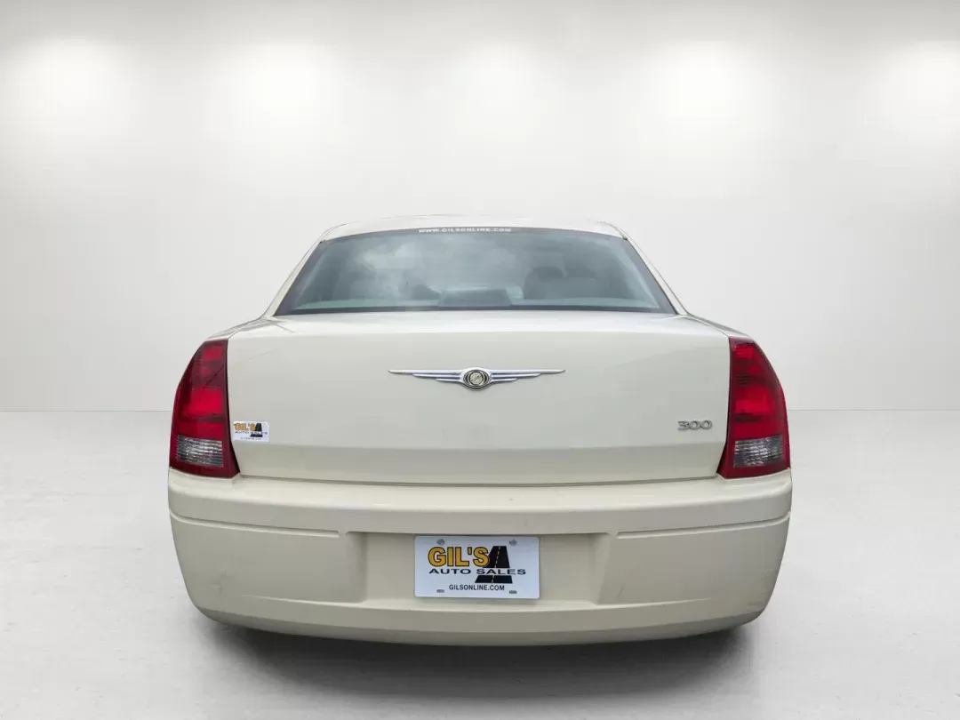 2007 Chrysler 300 (2C3KA43R67H) with an Gas V6 2.7L/165 engine, 4-Speed Automatic transmission, located at 1430 Gateway Drive, Opelika, AL, 36801, (334) 239-0944, 32.637871, -85.409790 - 2007 Chrysler 300 - Photo#5
