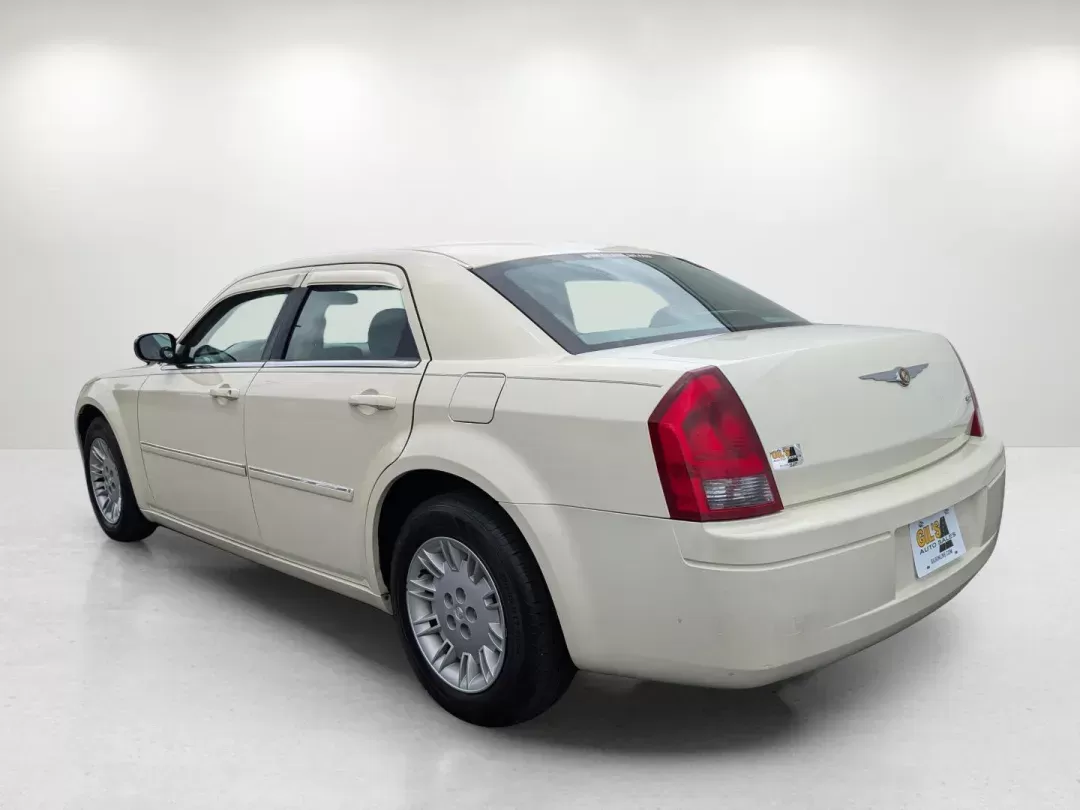 2007 Chrysler 300 (2C3KA43R67H) with an Gas V6 2.7L/165 engine, 4-Speed Automatic transmission, located at 1430 Gateway Drive, Opelika, AL, 36801, (334) 239-0944, 32.637871, -85.409790 - 2007 Chrysler 300 - Photo#6