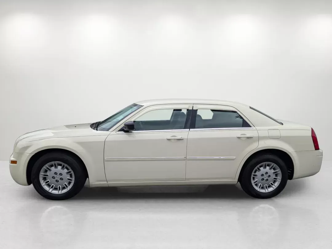 2007 Chrysler 300 (2C3KA43R67H) with an Gas V6 2.7L/165 engine, 4-Speed Automatic transmission, located at 1430 Gateway Drive, Opelika, AL, 36801, (334) 239-0944, 32.637871, -85.409790 - 2007 Chrysler 300 - Photo#7