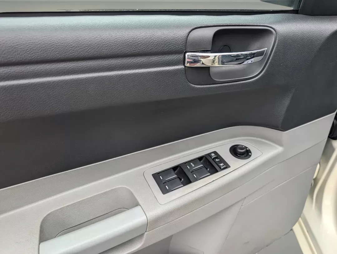 2007 Chrysler 300 (2C3KA43R67H) with an Gas V6 2.7L/165 engine, 4-Speed Automatic transmission, located at 1430 Gateway Drive, Opelika, AL, 36801, (334) 239-0944, 32.637871, -85.409790 - 2007 Chrysler 300 - Photo#8