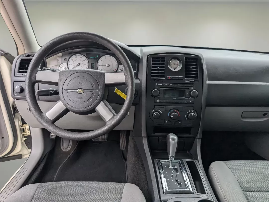 2007 Chrysler 300 (2C3KA43R67H) with an Gas V6 2.7L/165 engine, 4-Speed Automatic transmission, located at 1430 Gateway Drive, Opelika, AL, 36801, (334) 239-0944, 32.637871, -85.409790 - 2007 Chrysler 300 - Photo#11