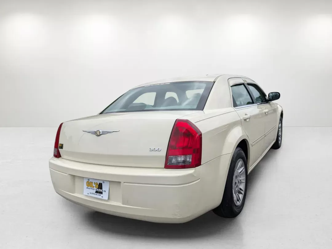 2007 Chrysler 300 (2C3KA43R67H) with an Gas V6 2.7L/165 engine, 4-Speed Automatic transmission, located at 804 22nd Ave, Phenix City, AL, 36870, (334) 297-1860, 32.484749, -85.024475 - 2007 Chrysler 300 - Photo#4