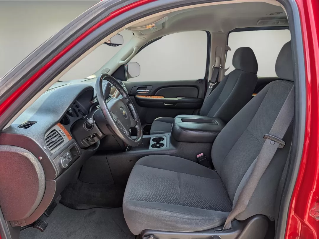 2008 /Ebony Chevrolet Tahoe LT w/1LT (1GNFC13J28R) with an Other engine, located at 3959 U.S. 80 W, Phenix City, AL, 36870, (334) 297-4885, 32.469296, -85.135185 - **Explore Your Next Adventure with the 2008 Chevrolet Tahoe LT at Gils Auto!**<br /> <br /> Are you ready to elevate your family outings, weekend getaways, or daily commutes? The 2008 Chevrolet Tahoe LT is not just a vehicle; it's a lifestyle companion designed for those who crave adventure and comf - Photo#9