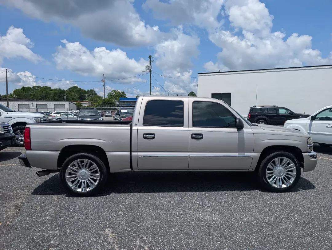 2004 /Pewter GMC Sierra 1500 Crew Cab SLE (2GTEC13T241) with an Gas V8 5.3L/325 engine, 4-Speed HD Automatic w/OD transmission, located at 7000 Northlake Connector, Columbus, GA, 31904, (706) 987-8085, 32.524975, -84.978134 - 2004 GMC Sierra 1500 Crew Cab SLE - Photo#3