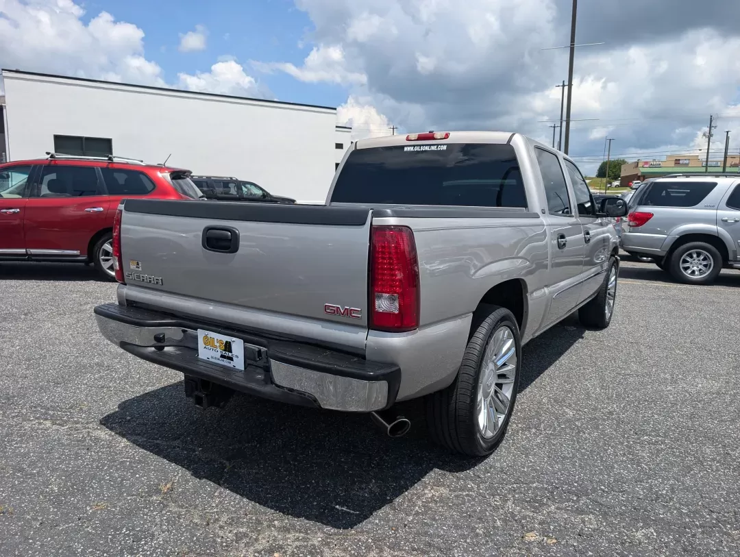 2004 /Pewter GMC Sierra 1500 Crew Cab SLE (2GTEC13T241) with an Gas V8 5.3L/325 engine, 4-Speed HD Automatic w/OD transmission, located at 7000 Northlake Connector, Columbus, GA, 31904, (706) 987-8085, 32.524975, -84.978134 - 2004 GMC Sierra 1500 Crew Cab SLE - Photo#4