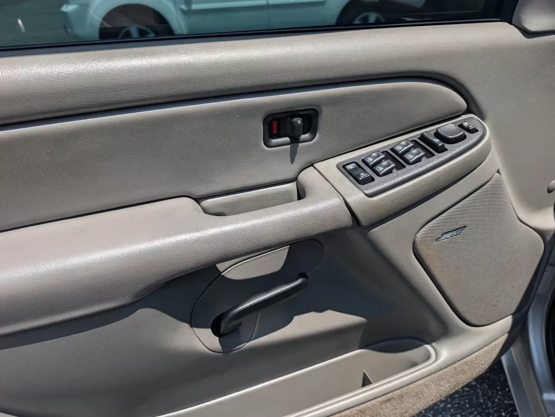 2004 /Pewter GMC Sierra 1500 Crew Cab SLE (2GTEC13T241) with an Gas V8 5.3L/325 engine, 4-Speed HD Automatic w/OD transmission, located at 7000 Northlake Connector, Columbus, GA, 31904, (706) 987-8085, 32.524975, -84.978134 - 2004 GMC Sierra 1500 Crew Cab SLE - Photo#8