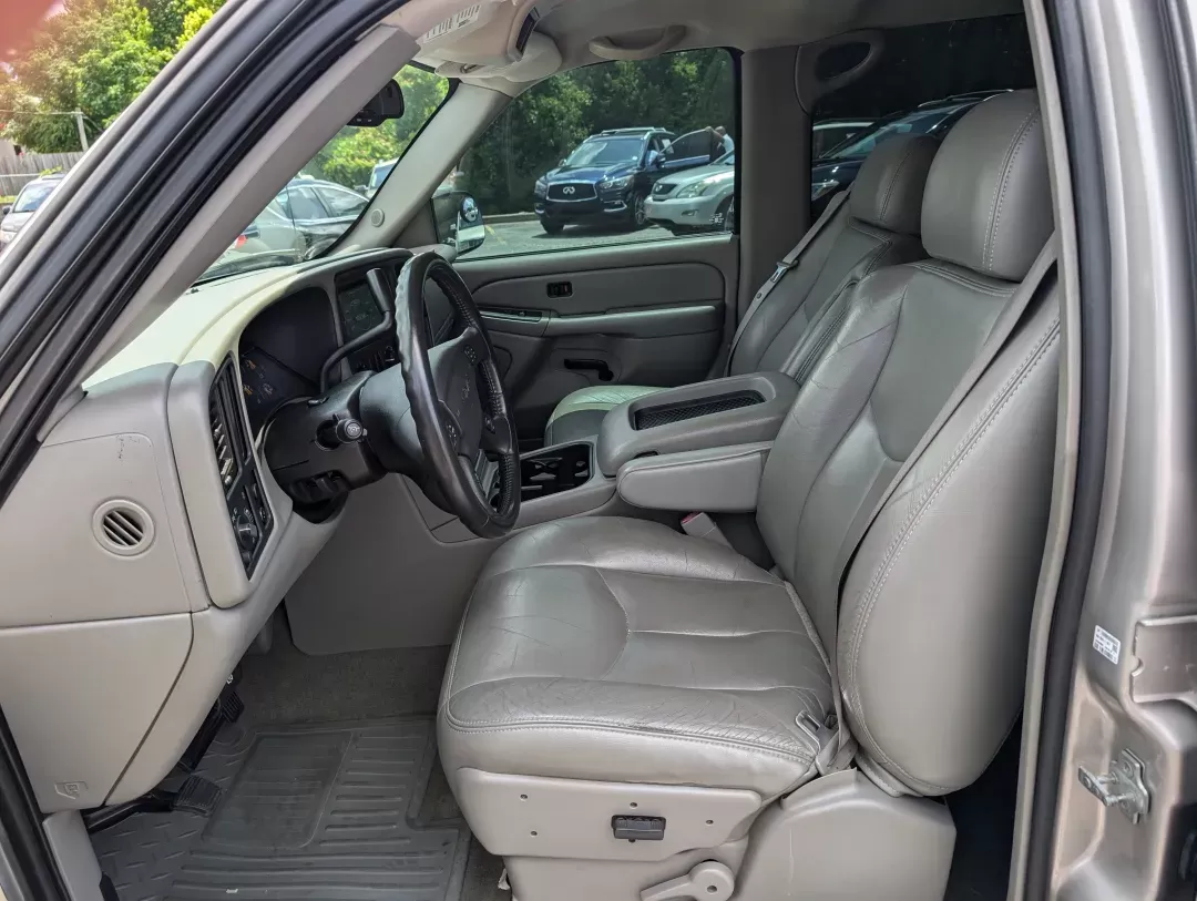 2004 /Pewter GMC Sierra 1500 Crew Cab SLE (2GTEC13T241) with an Gas V8 5.3L/325 engine, 4-Speed HD Automatic w/OD transmission, located at 7000 Northlake Connector, Columbus, GA, 31904, (706) 987-8085, 32.524975, -84.978134 - 2004 GMC Sierra 1500 Crew Cab SLE - Photo#9