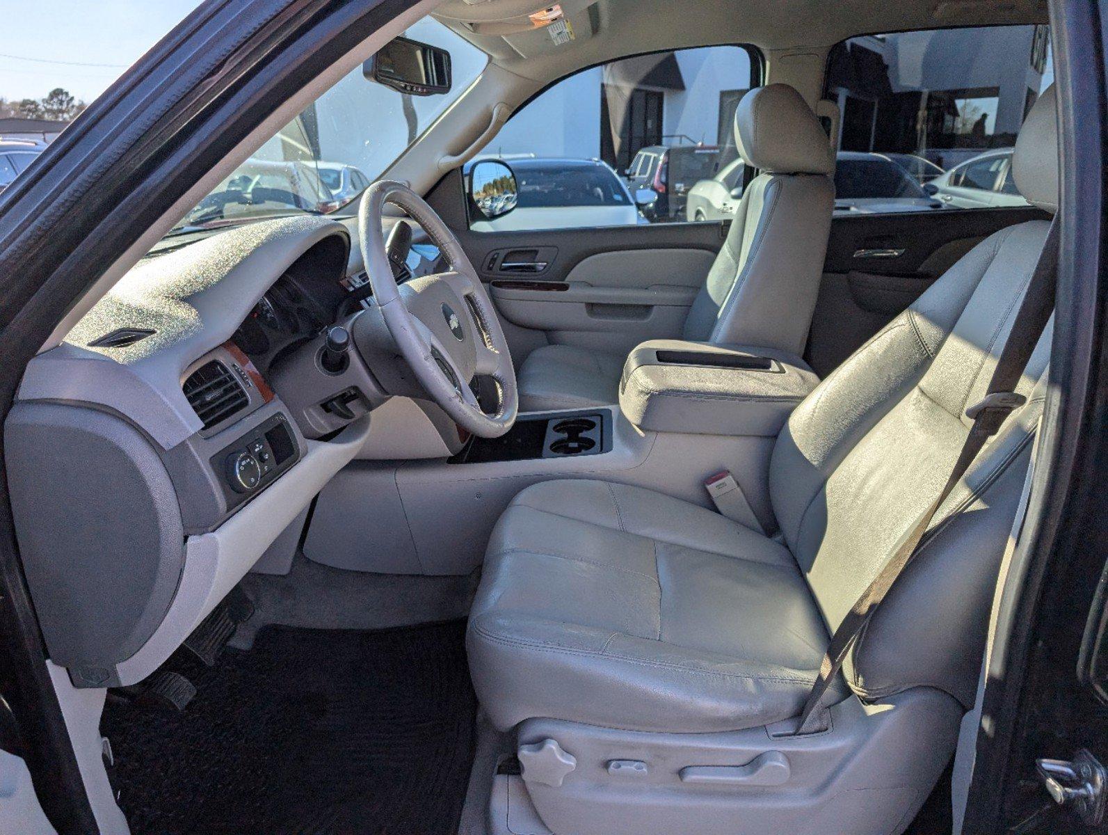 2013 /Dark Titanium/Light Titanium Chevrolet Avalanche LT (3GNMCFE09DG) with an Gas/Ethanol V8 5.3L/325 engine, 6-Speed Automatic transmission, located at 3959 U.S. 80 W, Phenix City, AL, 36870, (334) 297-4885, 32.469296, -85.135185 - 2013 Chevrolet Avalanche LT - Photo#10