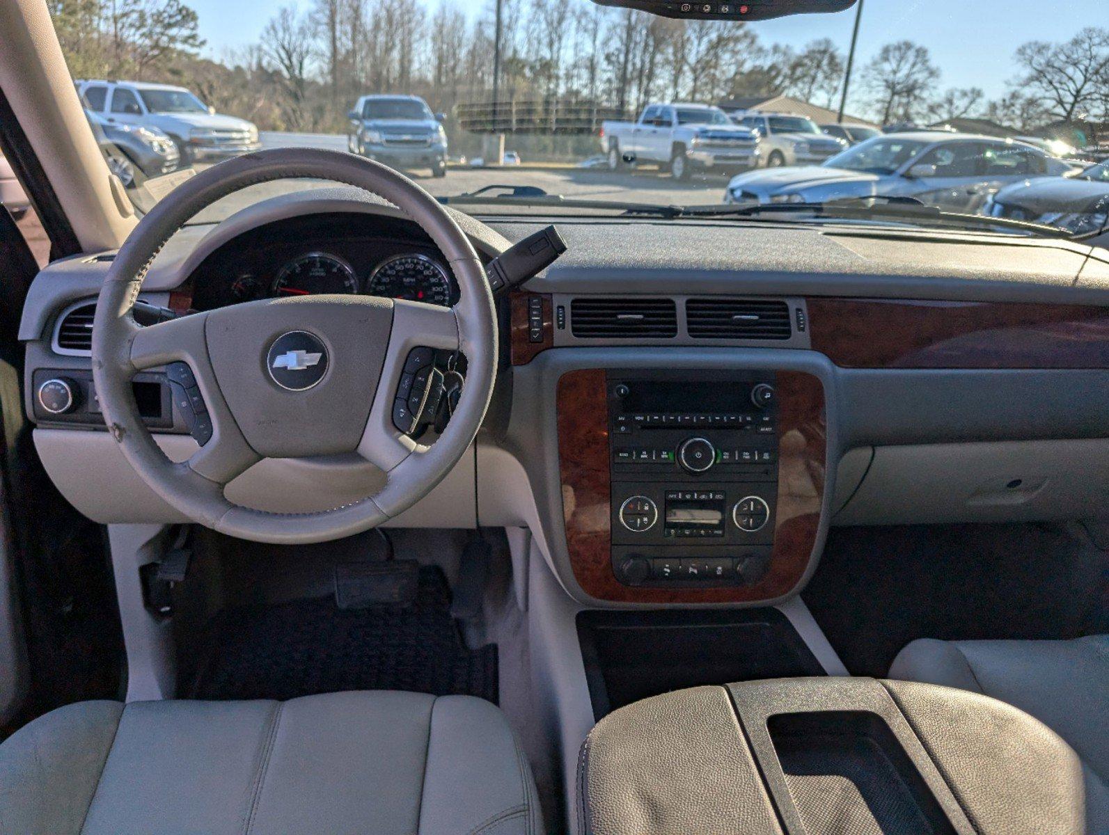 2013 /Dark Titanium/Light Titanium Chevrolet Avalanche LT (3GNMCFE09DG) with an Gas/Ethanol V8 5.3L/325 engine, 6-Speed Automatic transmission, located at 3959 U.S. 80 W, Phenix City, AL, 36870, (334) 297-4885, 32.469296, -85.135185 - 2013 Chevrolet Avalanche LT - Photo#12