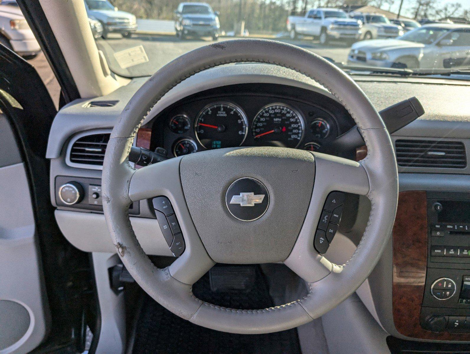 2013 /Dark Titanium/Light Titanium Chevrolet Avalanche LT (3GNMCFE09DG) with an Gas/Ethanol V8 5.3L/325 engine, 6-Speed Automatic transmission, located at 3959 U.S. 80 W, Phenix City, AL, 36870, (334) 297-4885, 32.469296, -85.135185 - 2013 Chevrolet Avalanche LT - Photo#16