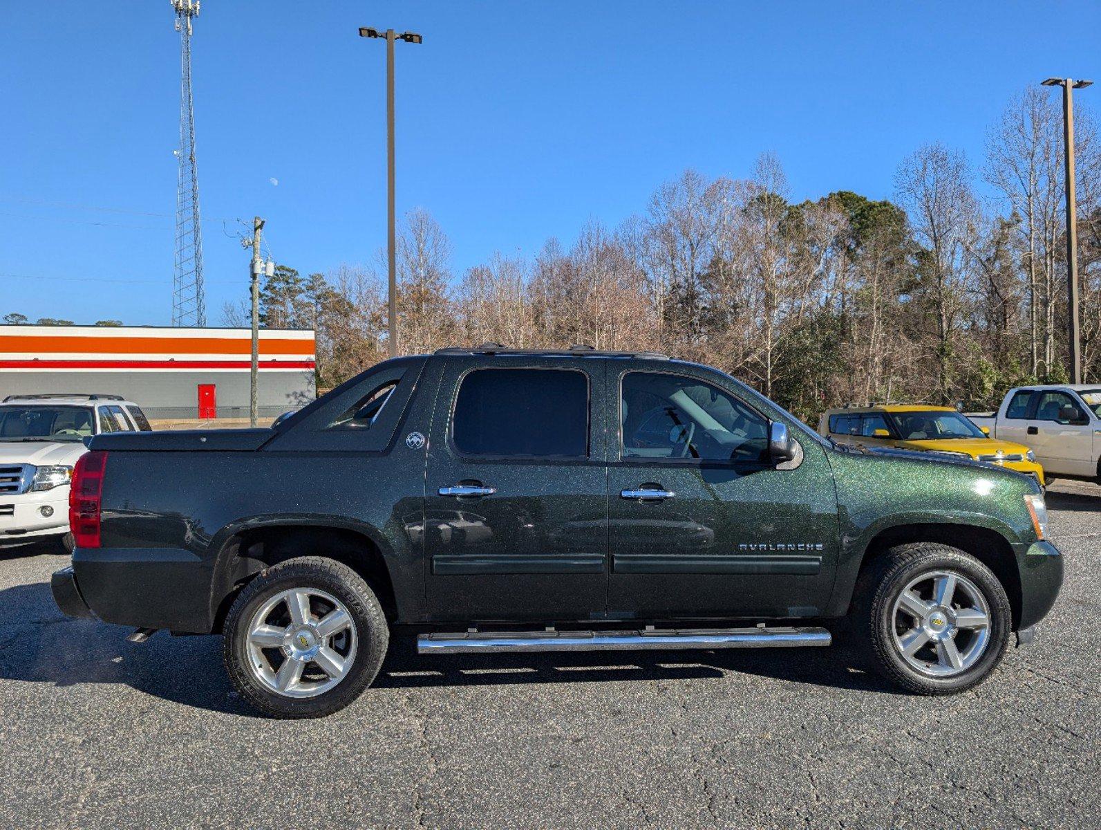 2013 /Dark Titanium/Light Titanium Chevrolet Avalanche LT (3GNMCFE09DG) with an Gas/Ethanol V8 5.3L/325 engine, 6-Speed Automatic transmission, located at 3959 U.S. 80 W, Phenix City, AL, 36870, (334) 297-4885, 32.469296, -85.135185 - 2013 Chevrolet Avalanche LT - Photo#4