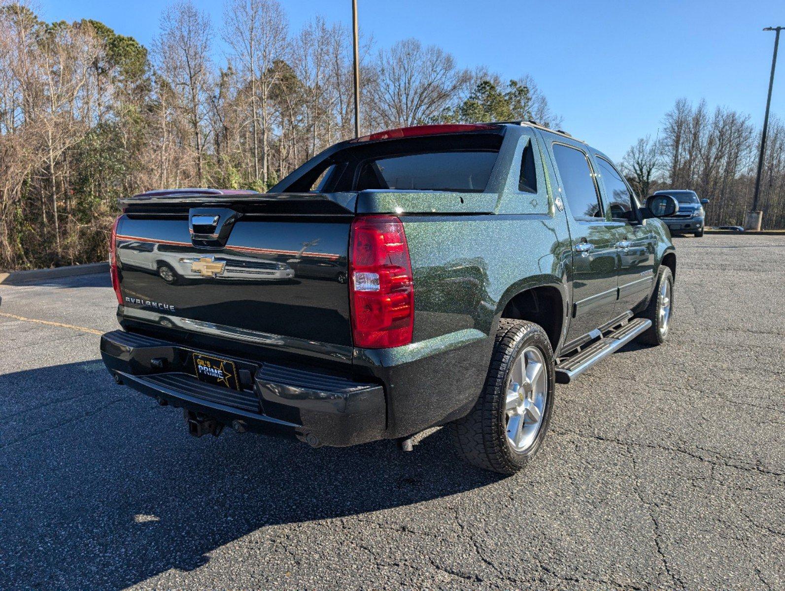 2013 /Dark Titanium/Light Titanium Chevrolet Avalanche LT (3GNMCFE09DG) with an Gas/Ethanol V8 5.3L/325 engine, 6-Speed Automatic transmission, located at 3959 U.S. 80 W, Phenix City, AL, 36870, (334) 297-4885, 32.469296, -85.135185 - 2013 Chevrolet Avalanche LT - Photo#5