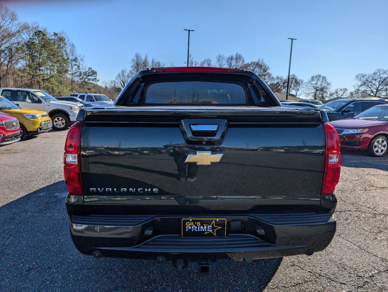 2013 /Dark Titanium/Light Titanium Chevrolet Avalanche LT (3GNMCFE09DG) with an Gas/Ethanol V8 5.3L/325 engine, 6-Speed Automatic transmission, located at 3959 U.S. 80 W, Phenix City, AL, 36870, (334) 297-4885, 32.469296, -85.135185 - 2013 Chevrolet Avalanche LT - Photo#6