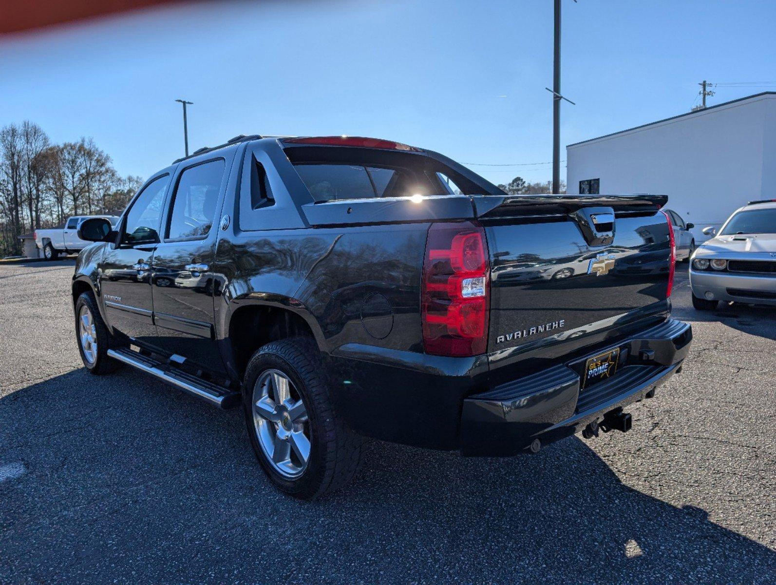 2013 /Dark Titanium/Light Titanium Chevrolet Avalanche LT (3GNMCFE09DG) with an Gas/Ethanol V8 5.3L/325 engine, 6-Speed Automatic transmission, located at 3959 U.S. 80 W, Phenix City, AL, 36870, (334) 297-4885, 32.469296, -85.135185 - 2013 Chevrolet Avalanche LT - Photo#7