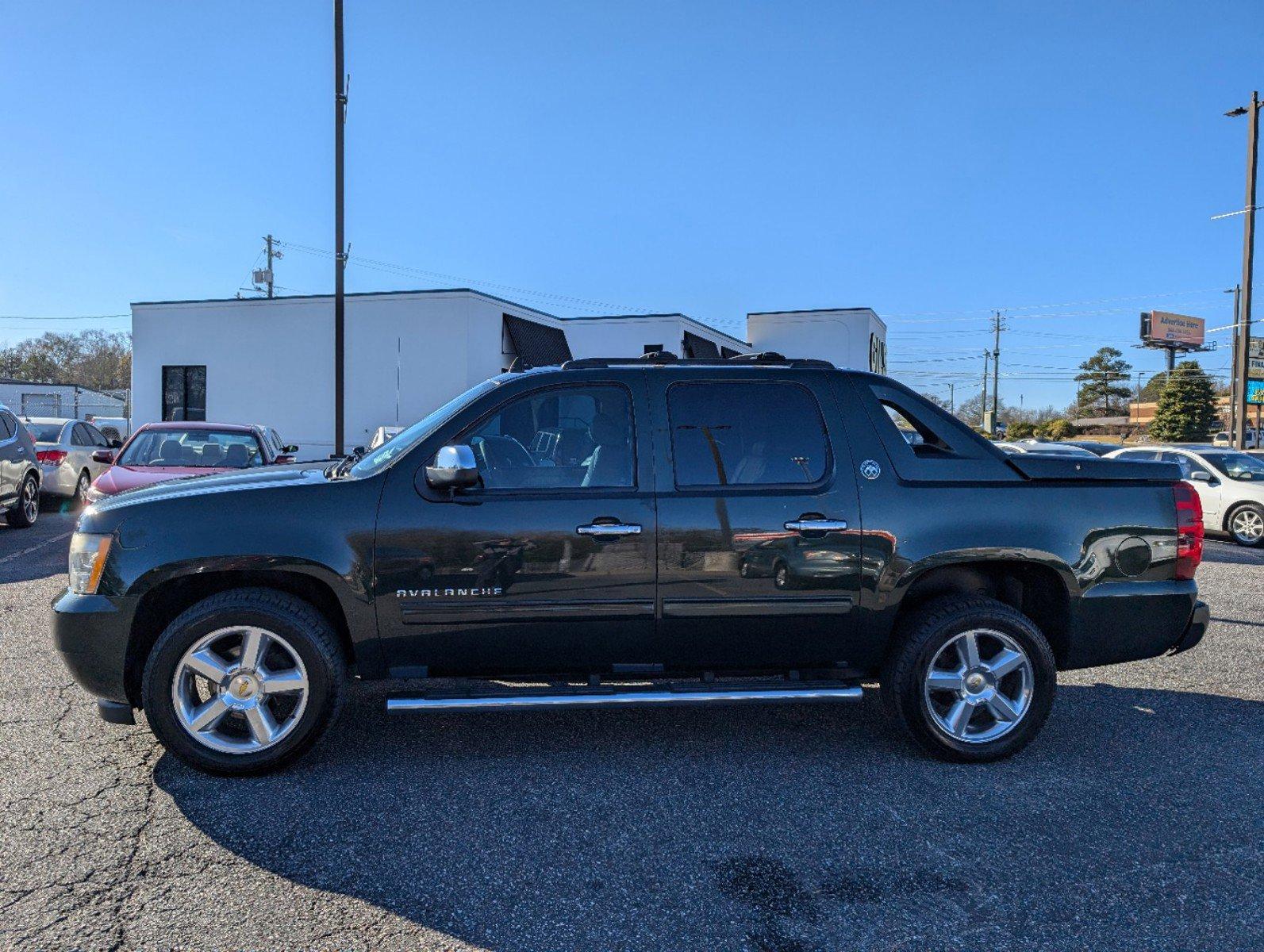 2013 /Dark Titanium/Light Titanium Chevrolet Avalanche LT (3GNMCFE09DG) with an Gas/Ethanol V8 5.3L/325 engine, 6-Speed Automatic transmission, located at 3959 U.S. 80 W, Phenix City, AL, 36870, (334) 297-4885, 32.469296, -85.135185 - 2013 Chevrolet Avalanche LT - Photo#8