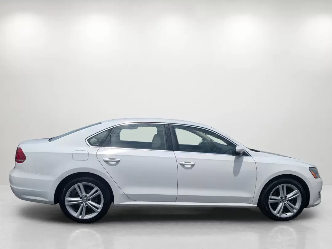 2014 Volkswagen Passat TDI SE w/Sunroof (1VWBN7A35EC) with an Intercooled Turbo Diesel I-4 2.0 L/120 engine, 6-Speed Auto-Shift Manual w/OD transmission, located at 804 22nd Ave, Phenix City, AL, 36870, (334) 297-1860, 32.484749, -85.024475 - 2014 Volkswagen Passat TDI SE w/Sunroof - Photo#5