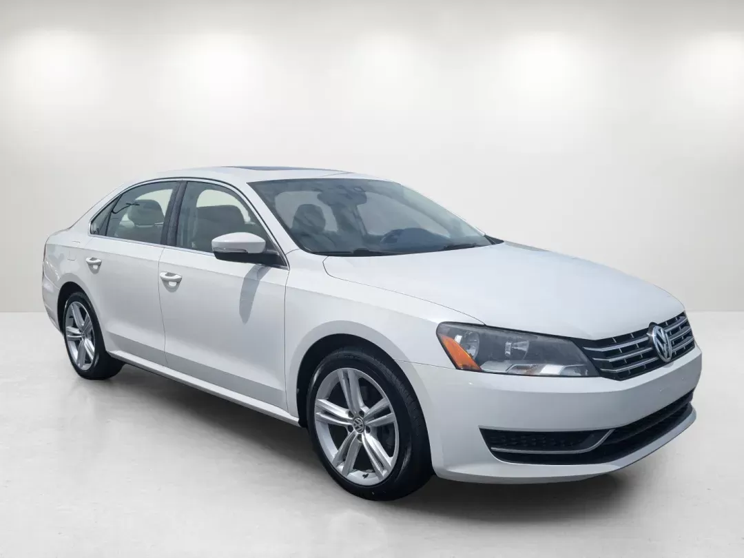 2014 Volkswagen Passat TDI SE w/Sunroof (1VWBN7A35EC) with an Intercooled Turbo Diesel I-4 2.0 L/120 engine, 6-Speed Auto-Shift Manual w/OD transmission, located at 804 22nd Ave, Phenix City, AL, 36870, (334) 297-1860, 32.484749, -85.024475 - 2014 Volkswagen Passat TDI SE w/Sunroof - Photo#6