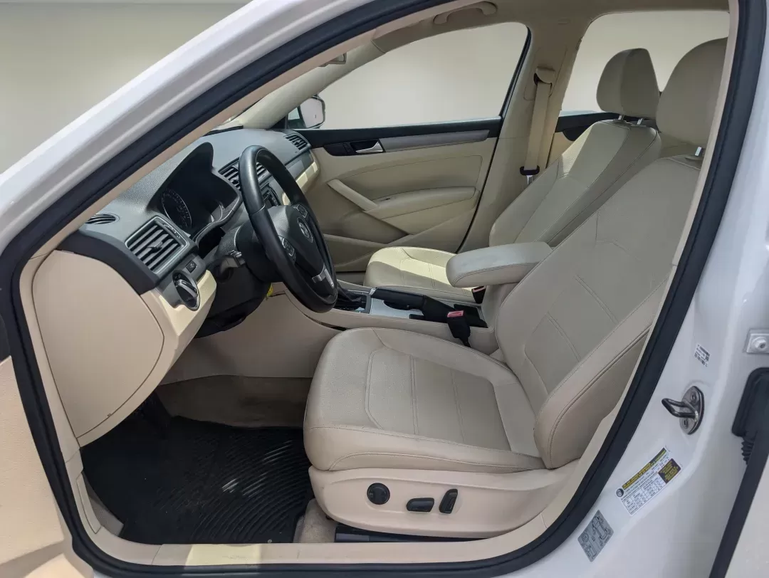 2014 Volkswagen Passat TDI SE w/Sunroof (1VWBN7A35EC) with an Intercooled Turbo Diesel I-4 2.0 L/120 engine, 6-Speed Auto-Shift Manual w/OD transmission, located at 804 22nd Ave, Phenix City, AL, 36870, (334) 297-1860, 32.484749, -85.024475 - 2014 Volkswagen Passat TDI SE w/Sunroof - Photo#9