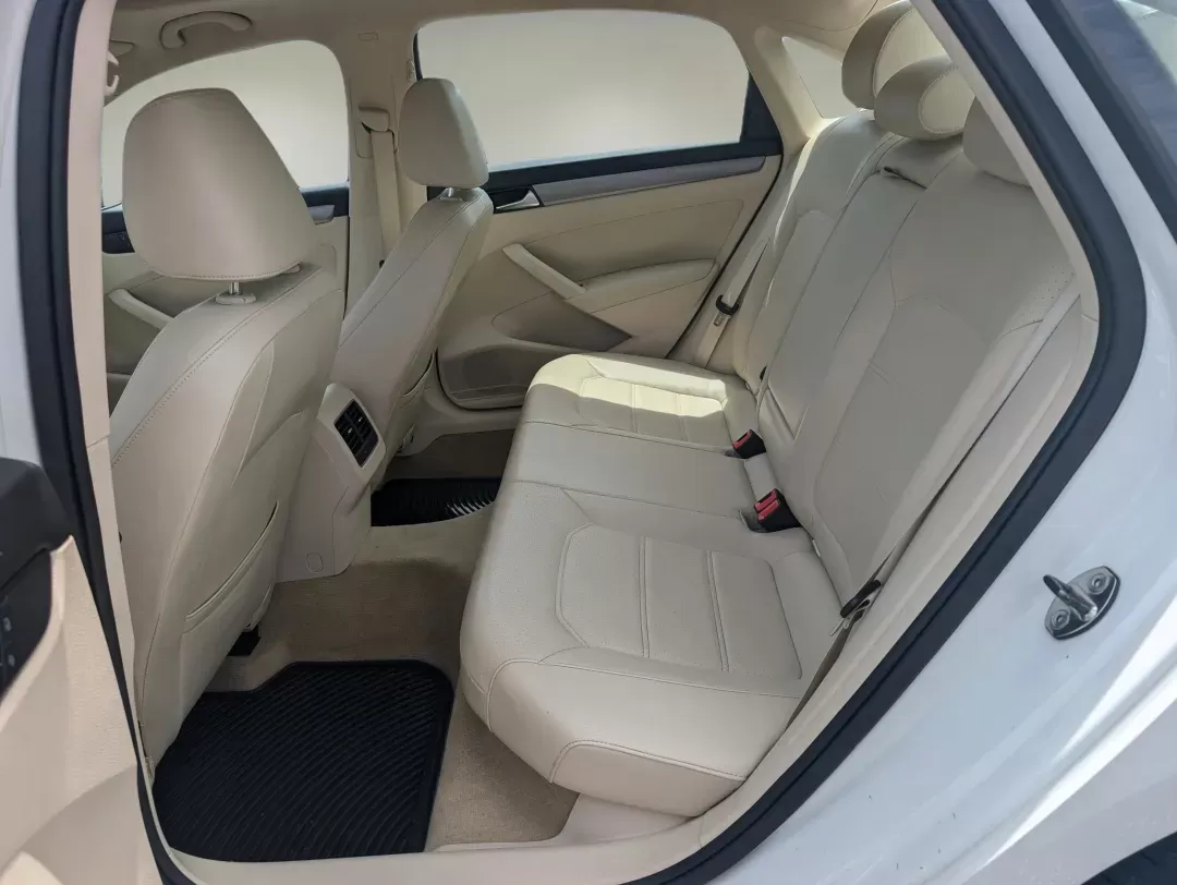 2014 Volkswagen Passat TDI SE w/Sunroof (1VWBN7A35EC) with an Intercooled Turbo Diesel I-4 2.0 L/120 engine, 6-Speed Auto-Shift Manual w/OD transmission, located at 804 22nd Ave, Phenix City, AL, 36870, (334) 297-1860, 32.484749, -85.024475 - 2014 Volkswagen Passat TDI SE w/Sunroof - Photo#10
