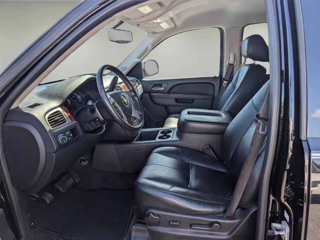 2014 /Ebony Chevrolet Tahoe LT (1GNSCBE07ER) with an Gas/Ethanol V8 5.3L/323 engine, 6-Speed Automatic transmission, located at 1430 Gateway Drive, Opelika, AL, 36801, (334) 239-0944, 32.637871, -85.409790 - 2014 Chevrolet Tahoe LT - Photo#9