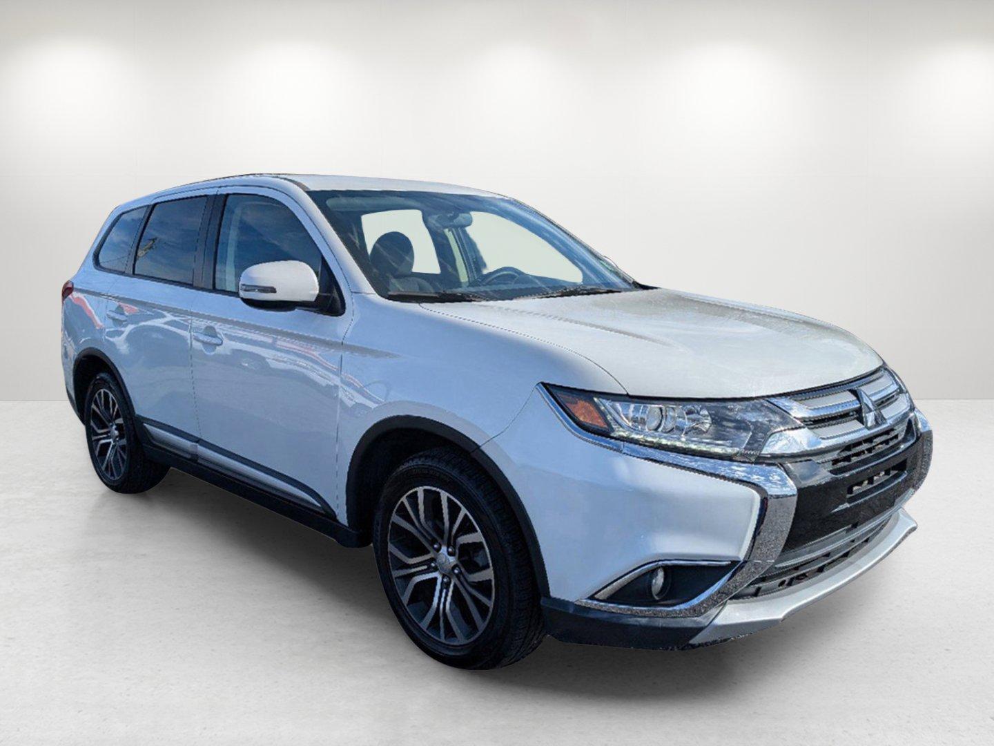 2018 Mitsubishi Outlander SE (JA4AD3A32JZ) with an Regular Unleaded I-4 2.4 L/144 engine, 1-Speed CVT w/OD transmission, located at 1430 Gateway Drive, Opelika, AL, 36801, (334) 239-0944, 32.637871, -85.409790 - 2018 Mitsubishi Outlander SE - Photo#2